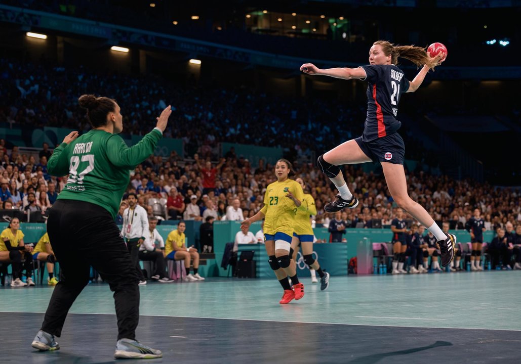 El noruego Sanna Solberg-Isaksen (d) en acción ante la portera brasileña Renata De Arruda durante el partido de cuartos jugado en Villeneuve-d'Ascq. EFE/EPA/ALEX PLAVEVSKI