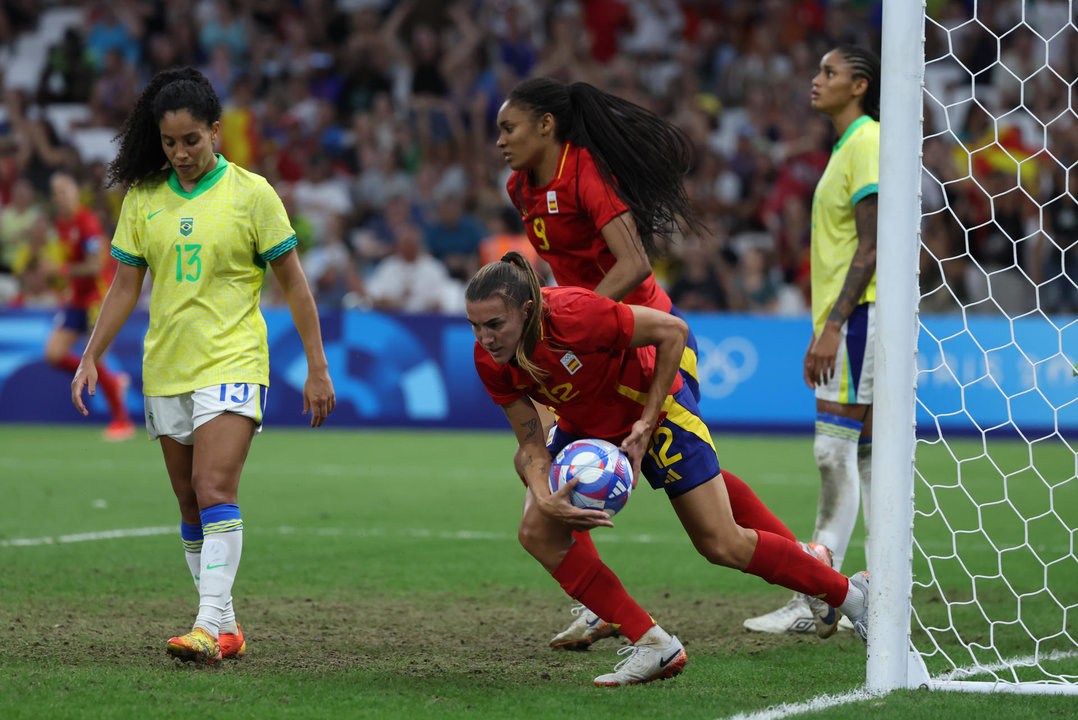 La jugadora de España Patri Guijarro con el balón ante Yasmin, de Brasil durante la semifinal femenina de Fútbol, entre Brasil y España en el marco de los Juegos Olímpicos París 2024, este martes, en Marsella, Francia. EFE/Kiko Huesca