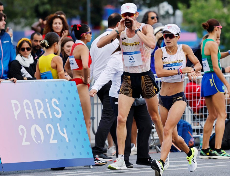 Los españoles Alvaro Martin (i) y María Pérez (d) durante la prueba del relevo mixto de marcha, en la que se proclamaron campeones olímpicos. EFE/EPA/TOLGA AKMEN