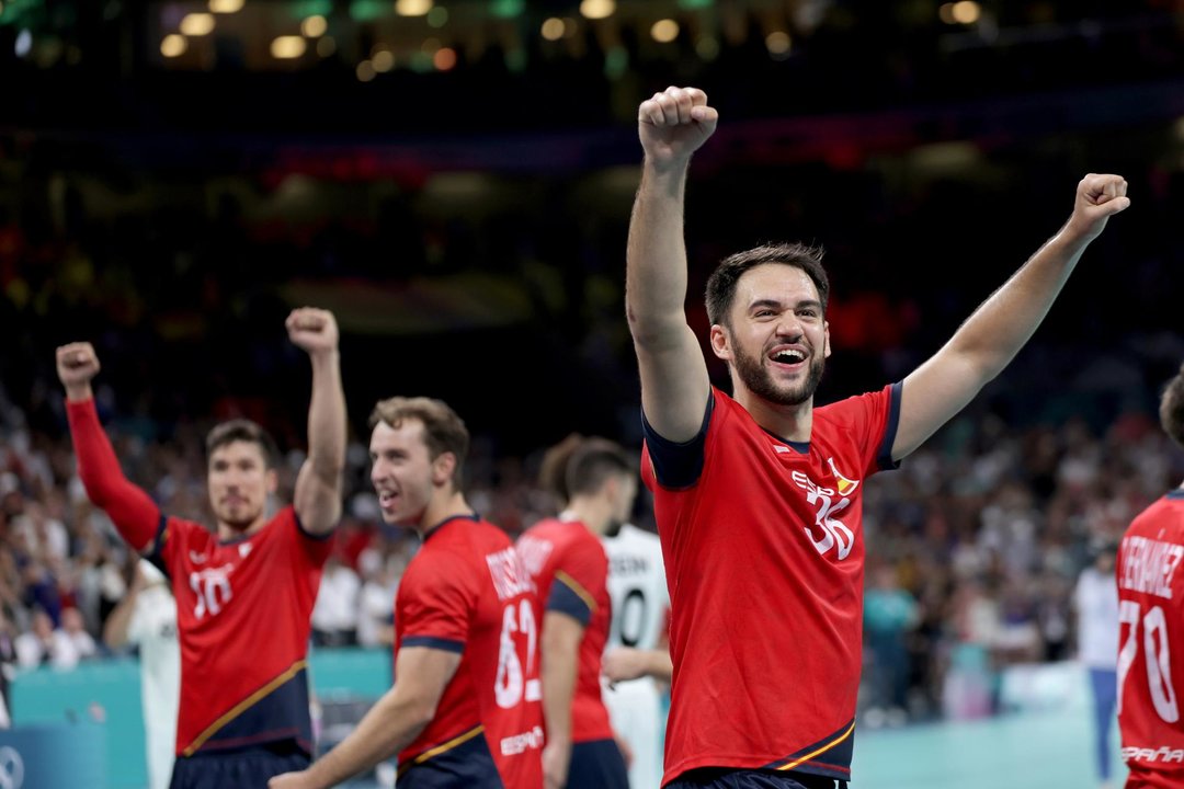 Los jugadores de la selección española masculina de balonmano celebran el triunfo sobre Egipto. EFE/EPA/ALEX PLAVEVSKI