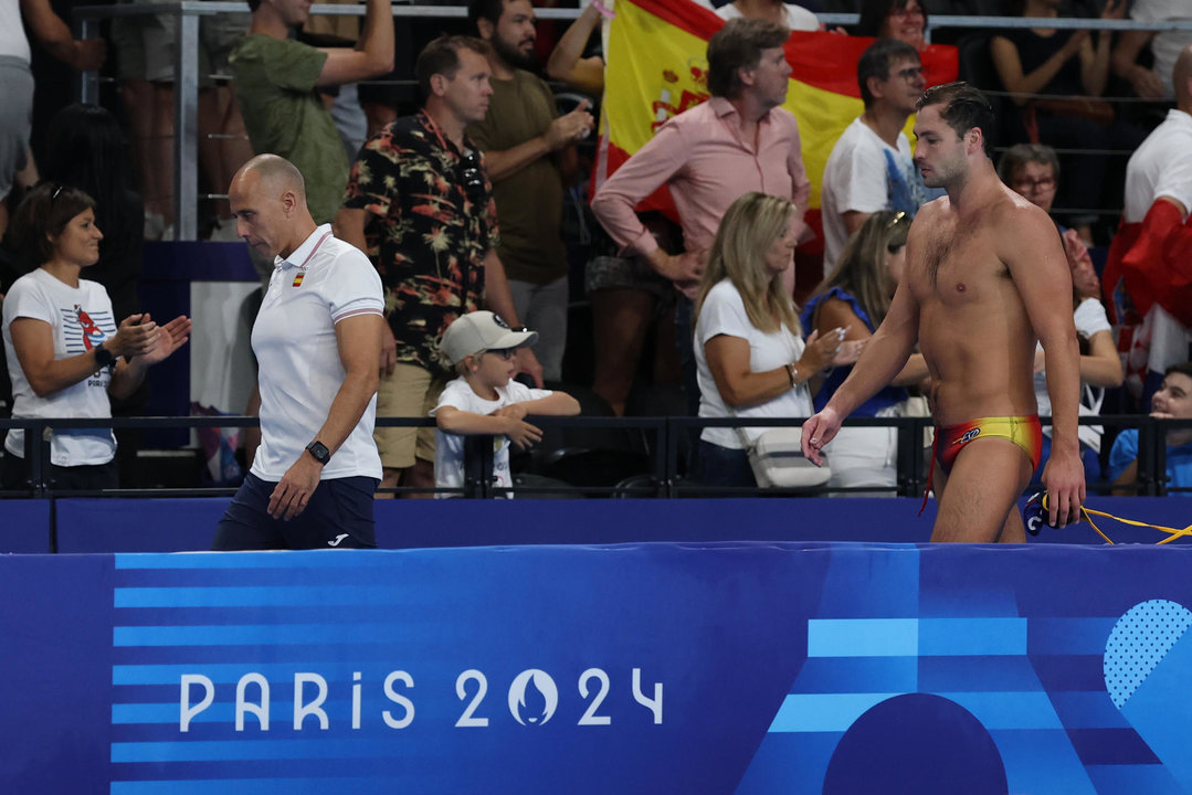 El entrenador español, David Martín (i), tras perder ante Croacia tras el partido de waterpolo de cuartos de final entre Croacia y España celebrado en el marco de los Juegos Olímpicos París 2024 en Nanterre, Francia. EFE/Juanjo Martin