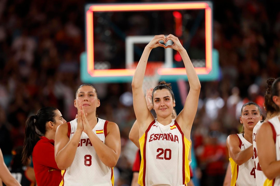 Las españolas Maria Araujo (I) y Paula Ginzo en el Bercy Arena en Paris, Francia. EFE/EPA/CAROLINE BREHMAN