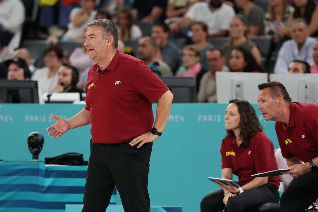 El entrenador de la selección española de baloncesto femenino Miguel Méndez (i) da instrucciones a sus jugadoras durante el partido de cuartos de final de baloncesto femenino de los Juegos Olímpicos de París 2024 que España disputa contra Bélgica en el Bercy Arena de la capital francesa. EFE/ Miguel Gutiérrez