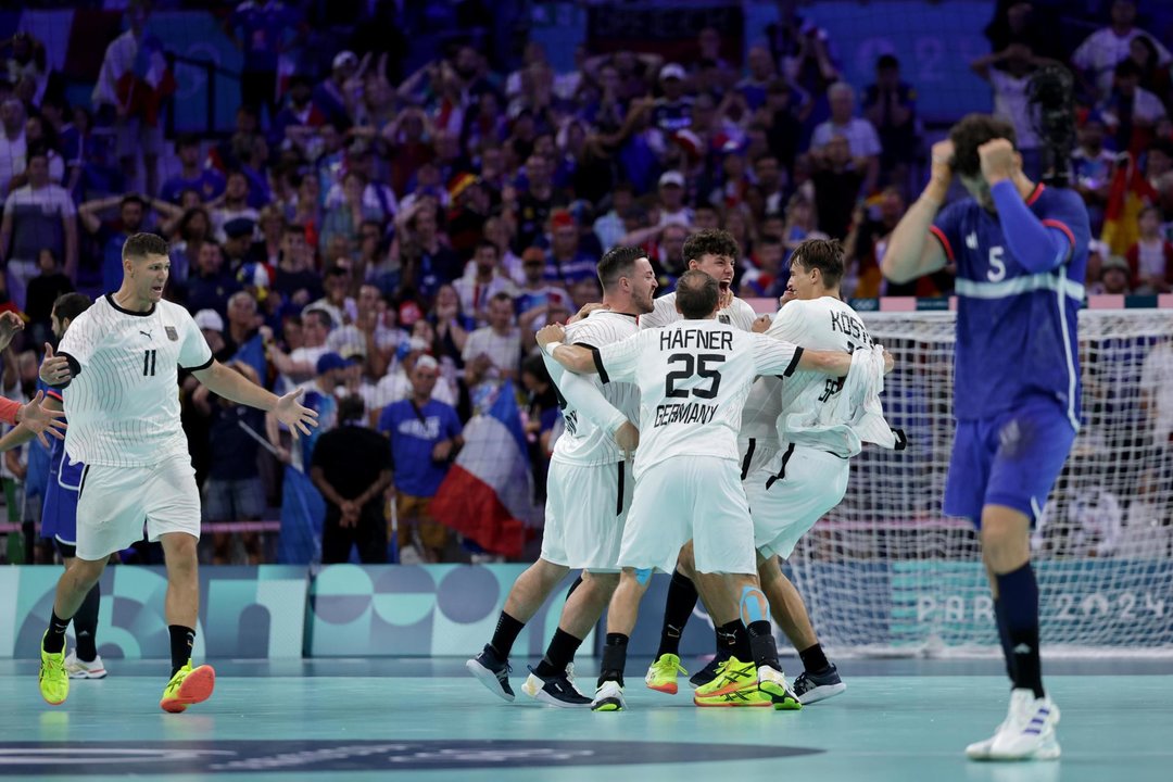 Los alemanes celebran el pase a semifinales a costa de Francia en el duelo disputado en Villeneuve-d'Ascq, Francia. EFE/EPA/ALEX PLAVEVSKI