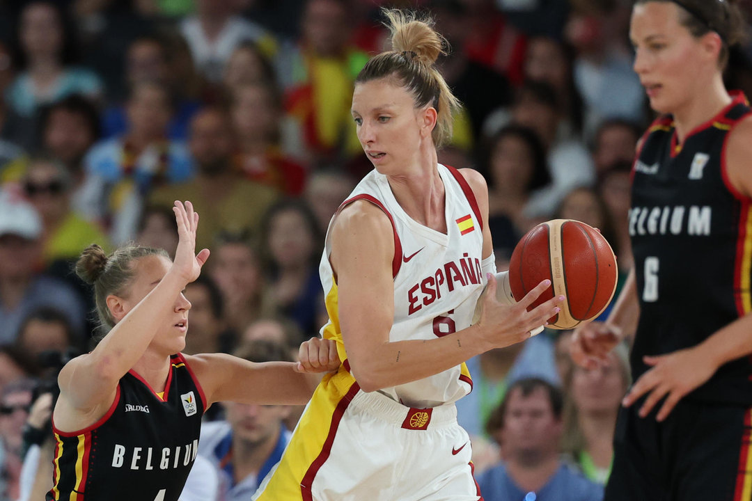 La jugadora española Laura Gil (c) ante la defensa de la belga Elise Ramette (i) durante el partido de cuartos de final de baloncesto femenino de los Juegos Olímpicos de París 2024 que España disputó contra Bélgica este miércoles en el Bercy Arena de la capital francesa. EFE/ Miguel Gutiérrez