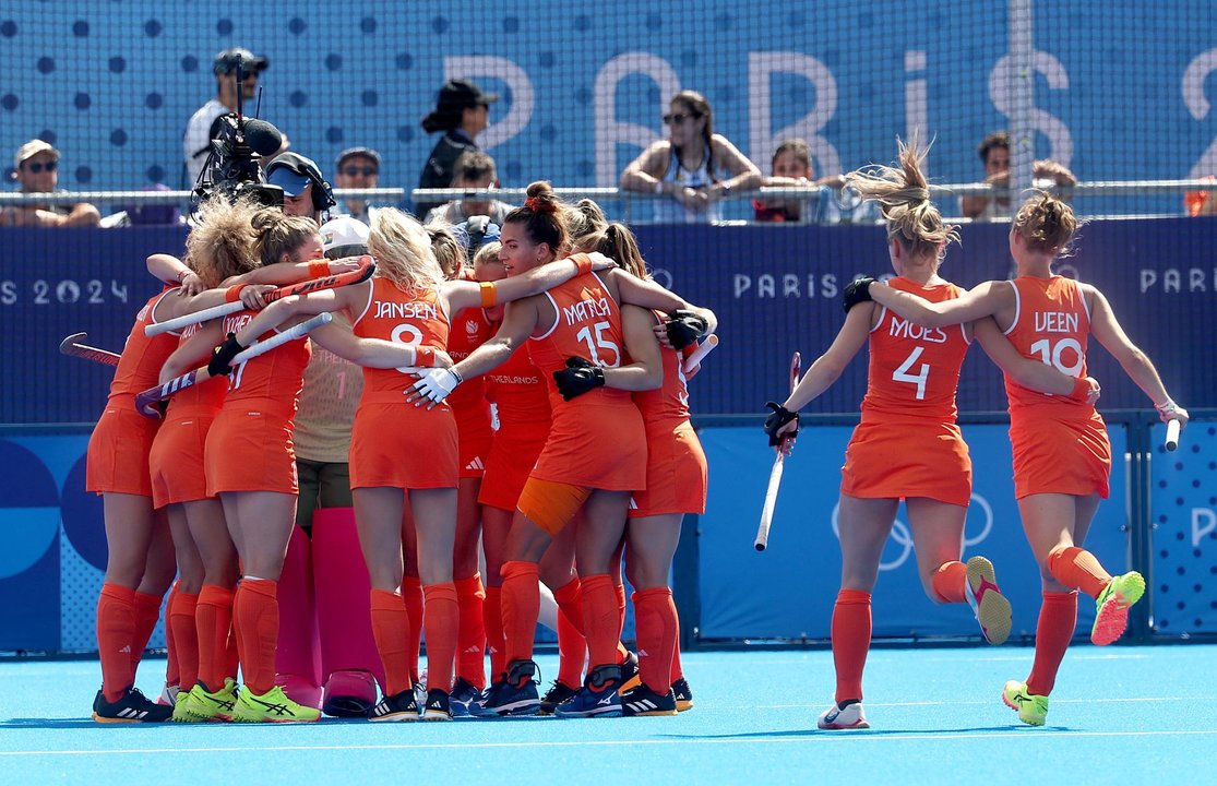 La jugadoras de Países Bajos celebran el pase a una nueva final olímpica tras ganar a Argentina en el Yves-du-Manoir Stadium en Colombes,Francia. EFE/EPA/CHRISTOPHE PETIT TESSON