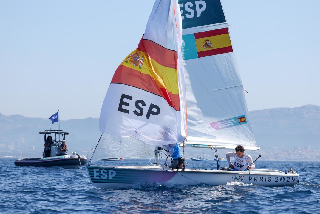 Los españoles Nora Brugman y Jordi Xammar Hernandez capitanean su 470 en aguas de Marsella, Francia. EFE/EPA/OLIVIER HOSLET