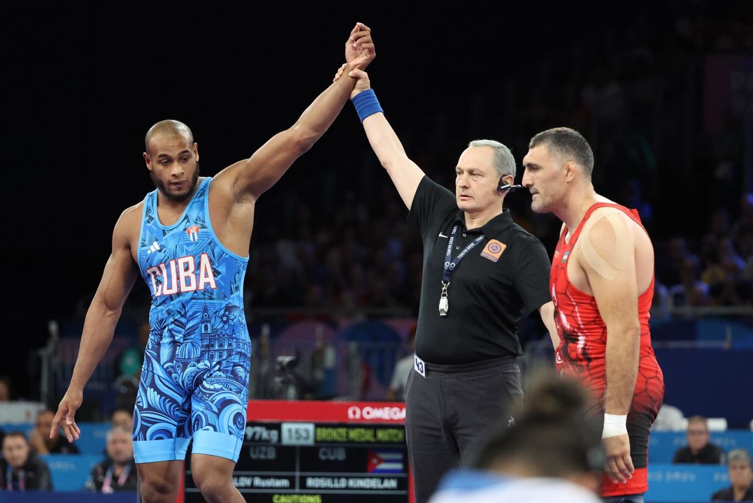 El cubano Gabriel Rosillo celebra su victoria ante el uzbeko Gabriel. EFE/EPA/YAHYA ARHAB