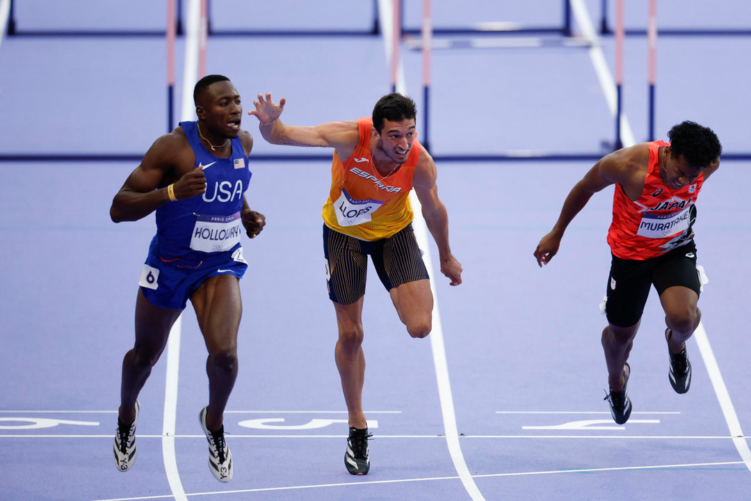 (i-d) El estadounidense Holloway, el español Enrique Llopis y el japones Rachid Muratake compiten en la semifinal de 110m Vallas masculino parte de los Juegos Olímpicos de París 2024 este miércoles, en la capital gala. EFE/ Julio Muñoz