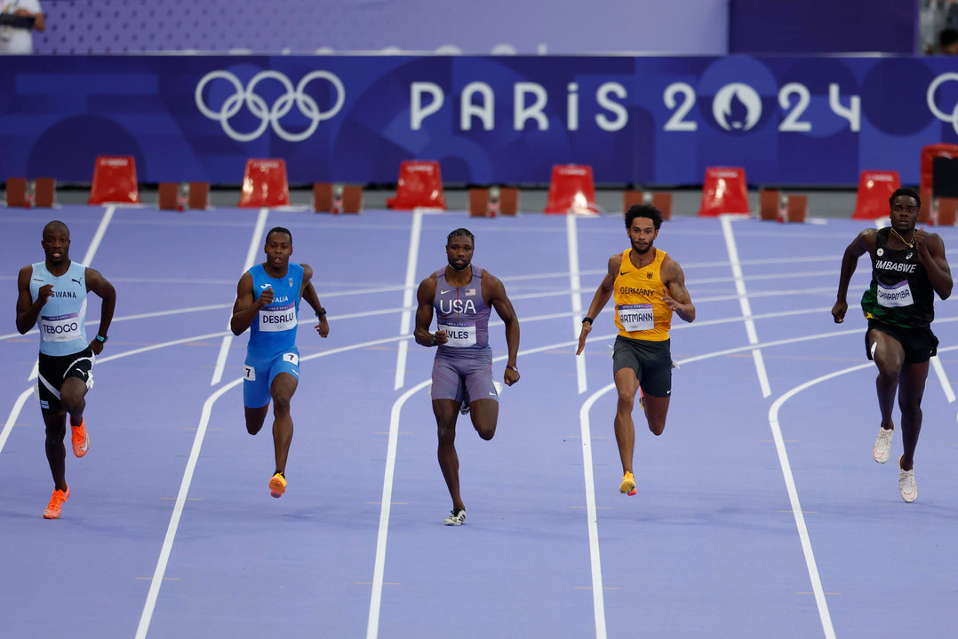 (i-d) Los atletas, el botsuano Letsile Tebogo, el italiano Eseosa Desalu, el estadounidense Noah Lyles, el alemán Joshua Hartmann y el zimbabuense Makanakaishe Charamba, compiten en la semifinal de 200m masculino parte de los Juegos Olímpicos de París 2024 este miércoles, en la capital gala. EFE/ Julio Muñoz