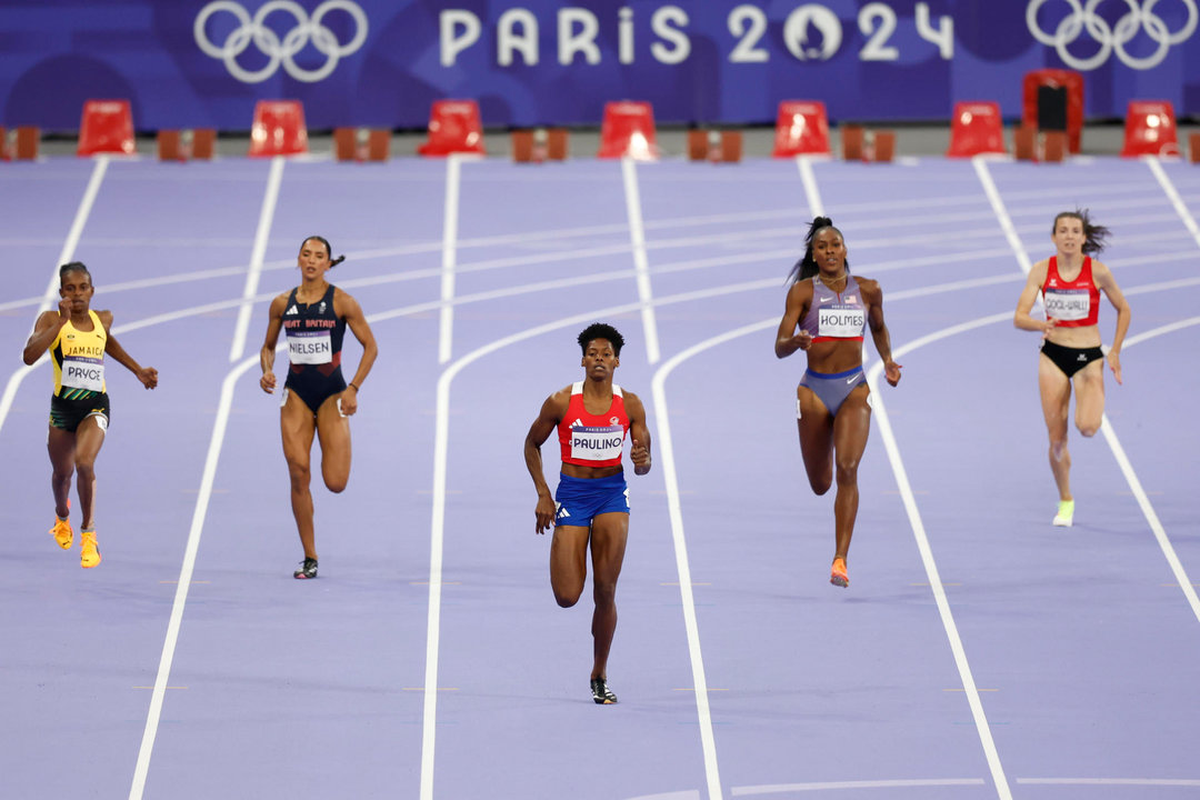 La atleta dominicana Marileidy Paulino (c) compite en la semifinal femenina de 400m parte de los Juegos Olímpicos de París 2024 este miércoles, en la capital gala. EFE/ Julio Muñoz