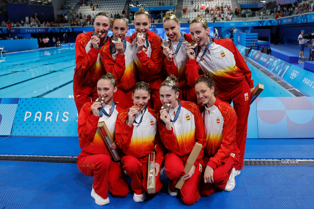 Las nadadoras españolas posan con la medalla de bronce tras la prueba de Rutina Acrobática por equipos femeninos de Natación Artística, en el marco de los Juegos Olímpicos París 2024, este miércoles, en el Centro Acuático de Saint-Denis. EFE/ Lavandeira Jr