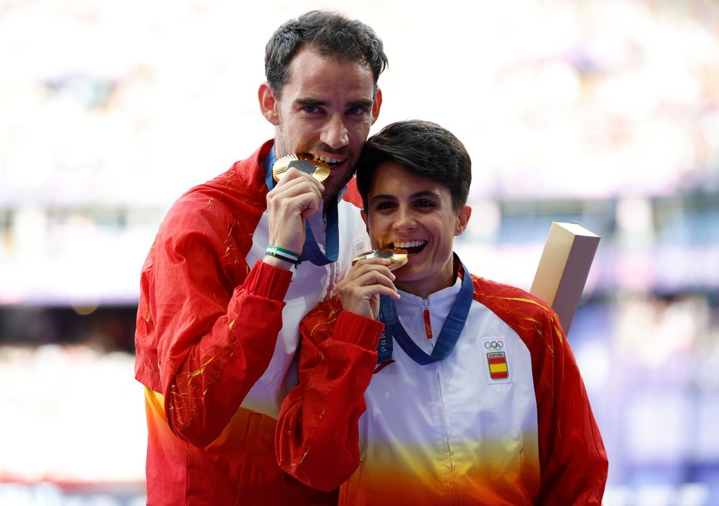 Saint-denis (Francia), 07/08/2024.- Los españoles Alvaro Martin (i) y Maria Perez posan en el podio con la medalla de oro conseguida en el maratón relevo mixto de marcha, este miércoles en el estadio Stade de France en Saint Denis, Francia. EFE/FRANCK ROBICHON