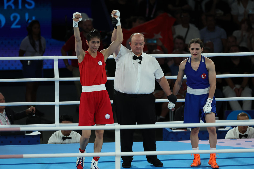 Lin Yu Ting de Taipei gana a la turca Esra Yıldız (azul) en el combate de semifinal femenina de Boxeo 57 kg de los Juegos Olímpicos de París 2024 este miércoles, en el Estadio Roland-Garros de la capital gala. EFE/ Kiko Huesca