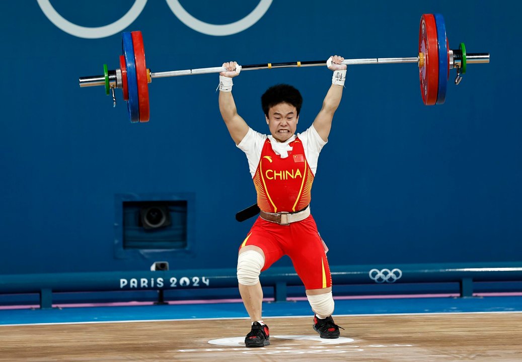 La china Zhihui Hou volvió a ganar el oro en -49 kg de halterofilia ,en la Arena Sur de París. EFE/EPA/RITCHIE B. TONGO