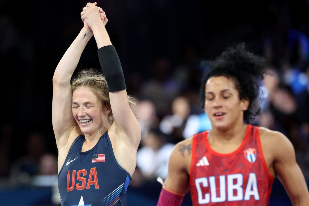 La estadounidense Sarah Ann Hildebrandt celebra su victoria ante la cubana Yusneylis Guzman Lopez en Paris, Francia. EFE/EPA/YAHYA ARHAB