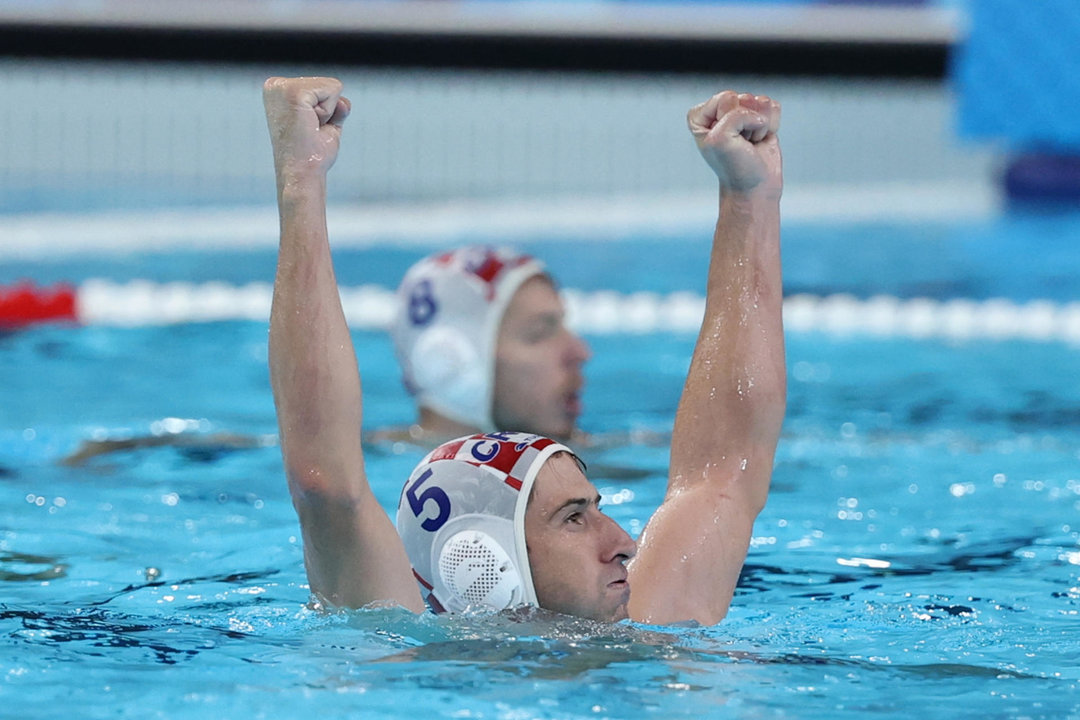 El jugador croata Maro Jokovic celebra la victoria ante España tras el partido de waterpolo de cuartos de final entre Croacia y España celebrado en el marco de los Juegos Olímpicos París 2024 en Nanterre, Francia. EFE/Juanjo Martin