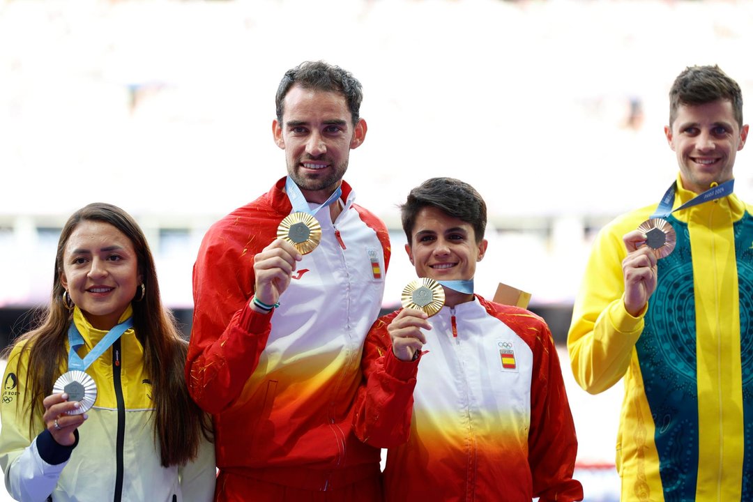 Los españoles Alvaro Martin (i) y Maria Perez posan en el podio con la medalla de oro conseguida en el maratón relevo mixto de marcha, este miércoles en el estadio Stade de France en Saint Denis, Francia.  EFE/EPA/FRANCK ROBICHON