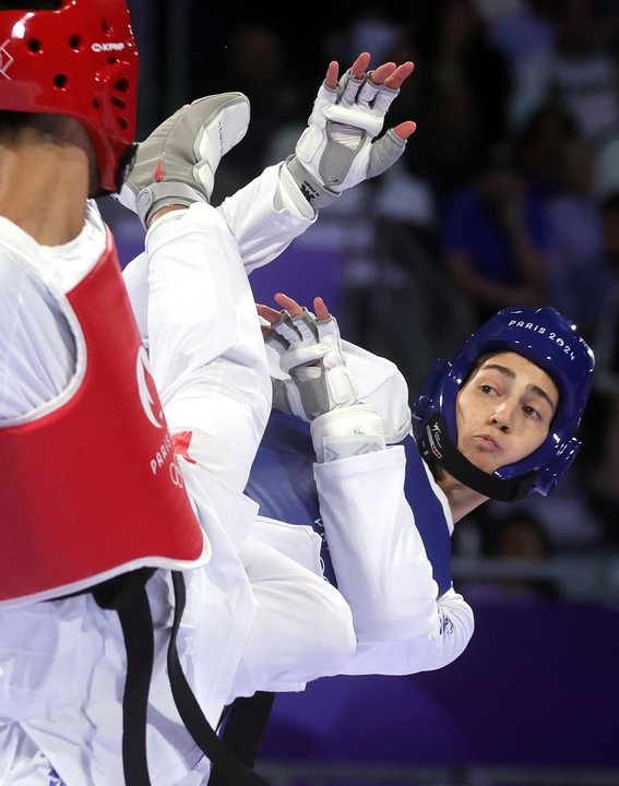 El azerbayano Gashim Magomedov (rojo) y Adrian Vicente Yunta (azul) en acción durante el combate de cuartos de -58kg en el Grand Palais en Paris, EFE/EPA/TERESA SUAREZ