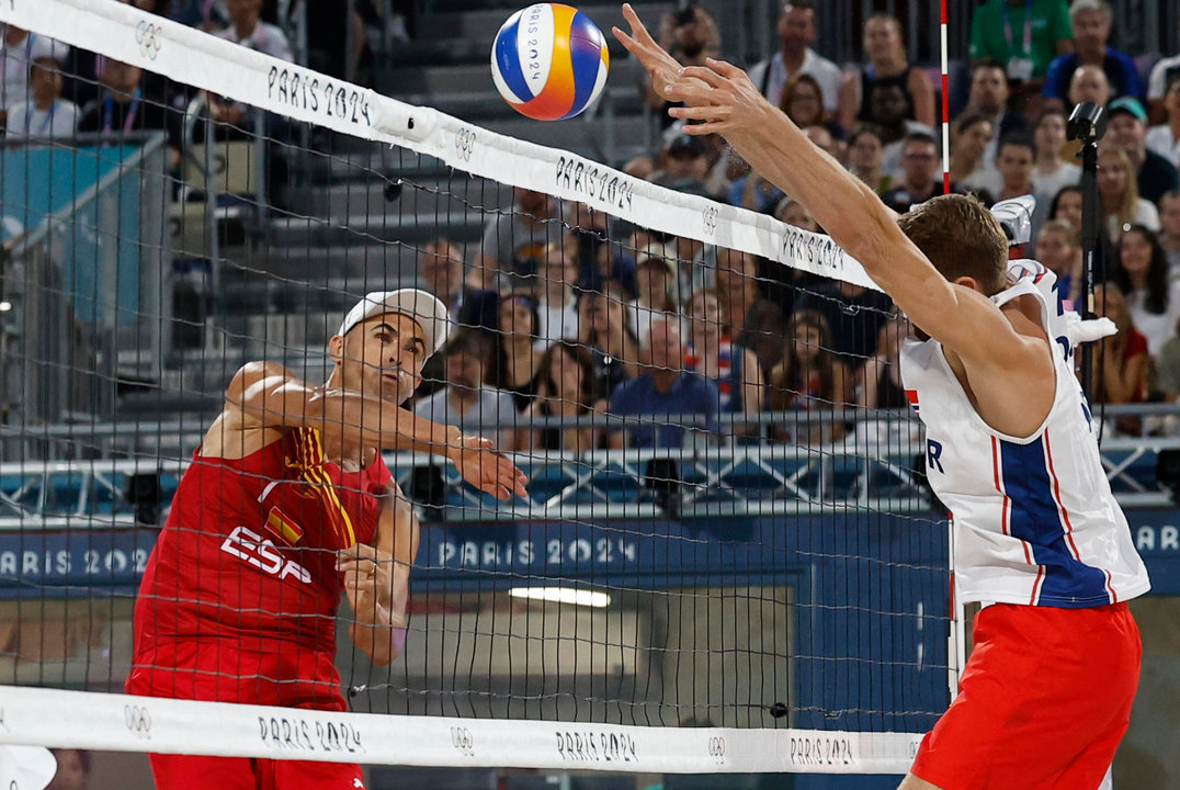 Los españoles Pablo Herrera durante el partido de cuartos de final de voley playa ante la pareja noruega formada por  Anders Berntsen Mol y Christian Sandlie Soerum, de los Juegos Olímpicos de París 2024 este miércoles, en la capital gala. EFE/ Miguel Toña