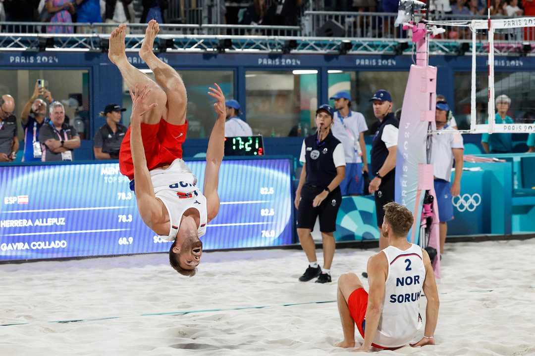 Los noruegos Anders Berntsen Mol y Christian Sandlie Soerum celebran la victoria ante los españoles Pablo Herrera y Adrián Gavira tras el partido de cuartos de final de voley playa de los Juegos Olímpicos de París 2024 este miércoles, en la capital gala. EFE/ Miguel Toña