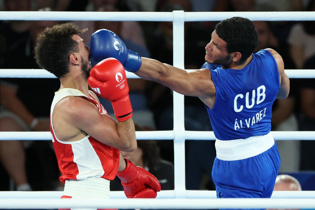 El boxeador francés Sofiane Oumiha (rojo) combate con el cubano Erislandy Álvarez durante la final masculina de Boxeo 63.5kg de los Juegos Olímpicos de París 2024 este miércoles, en el Estadio Roland-Garros de la capital gala. EFE/ Kiko Huesca