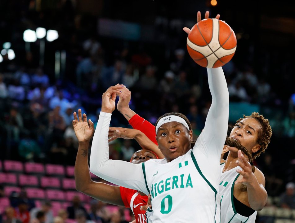 La niegriana Amy Okonkwo (C) en acción durante el partido de baloncestoq ue han jugado Nigeria y EEUU en el Bercy Arena en Paris, Francia. EFE/EPA/CAROLINE BREHMAN