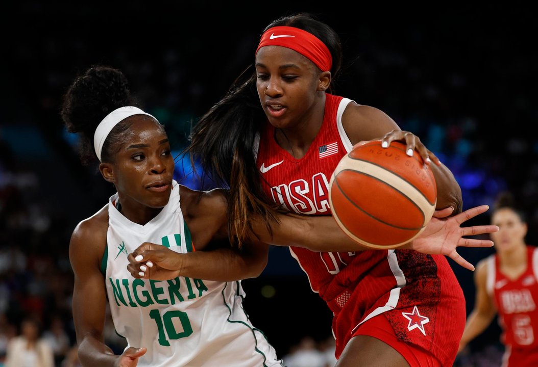 Promise Amukamara (i), de Nigeria, fue registrada este miércoles, 7 de agosto, al disputar un balón con Jackie Young (d), de Estados Unidos, durante un partido de los cuartos de final del baloncesto femenino de los Juegos Olímpicos de París 2024, en el coliseo Bercy Arena de París (Francia). EFE/Caroline Brehman