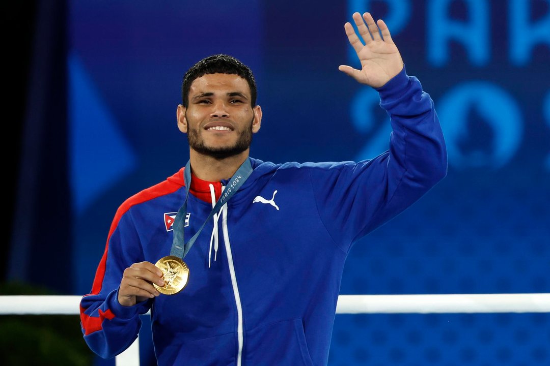 El cubano Erislandy Álvarez Borges fue registrado este miércoles, 7 de agosto, al celebrar la obtención de la medalla de oro del boxeo masculino de los Juego Olímpicos de París 2024 para la categoría de los 63,5 kg, en París (Francia). EFE/Yoan Valat