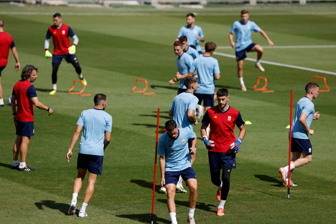 Jugadores de la selección olímpica española de fútbol durante su entrenamiento en el Stade Bauer durante los Juegos Olímpicos París2024 en Saint-Ouen-sur-Seine en Francia, este jueves. EFE/ Juanjo Martin