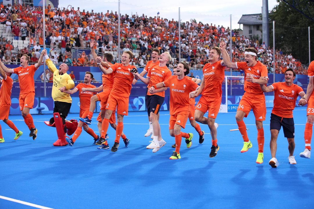 Colombes (France), 08/08/2024.- Netherlands players celebrate winning the Men Gold Medal match Germany vs Netherlands of the Field Hockey competitions in the Paris 2024 Olympic Games, at the Yves-du-Manoir Stadium in Colombes, France, 08 August 2024. (Francia, Alemania, Países Bajos; Holanda) EFE/EPA/YAHYA ARHAB