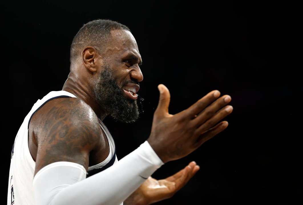 Lebron James, alero de Estados Unidos, fue registrado este jueves, 8 de agosto, al celebrar la victoria de su equipo 95-91 sobre Serbia, al final de una de las semifinales del baloncesto de los Juegos Olímpicos 2024, en el coliseo South París Arena de la capital francesa. Los norteamericanos enfrentarán a los locales en la final. EFE/Yoan Valat