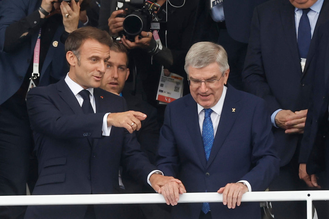 El presidente de Francia, Emmanuel Macron (i), conversa con el presidente del COI, Thomas Bach (d), a su llegada a la tribuna de autoridades en la Plaza del Trocadero antes del inicio de la ceremonia de inauguración de los Juegos Olímpicos de París 2024. EFE/ Juanjo Martín