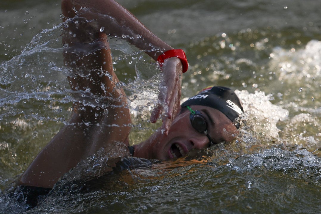 El español Carlos Garach, durante su participación en la prueba de los 10 km en aguas abiertas de los Juegos Olímpicos de París 2024, en el río Sena. EFE/ Miguel Gutiérrez