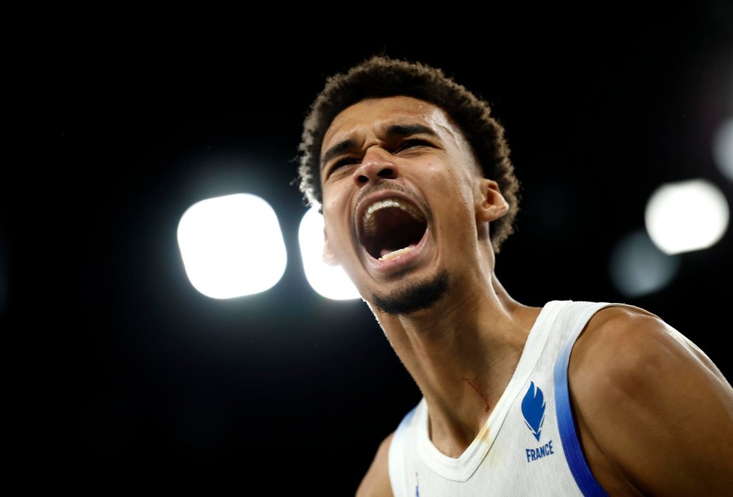 Victor Wembanyama celebra la clasificación de Francia para la final del torneo de baloncesto de los Juegos Olímpicos de París 2024, tras imponerse a Alemania. EFE/EPA/YOAN VALAT