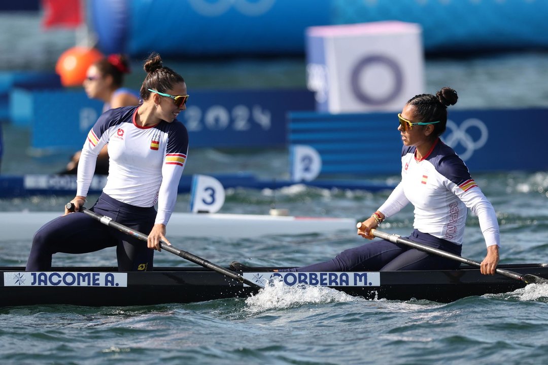 Las españolas Antia Jacome y María Corbera, durante la semifinal del C2 500 de los Juegos Olímpicos de París 2024. EFE/EPA/ALI HAIDER