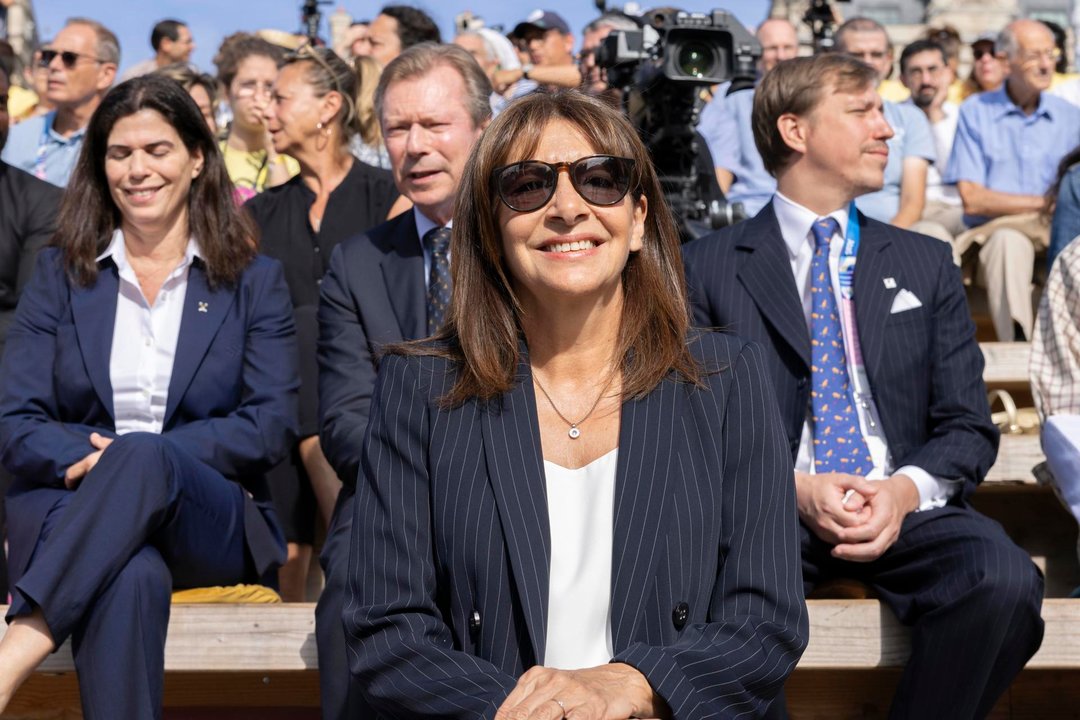 La alcaldesa de París, Anne Hidalgo (C), el pasado domingo en el acto de conmemoración del centenario de la ceremonia interreligiosa que se celebró en los Juegos Olímpicos de París 1924. EFE/EPA/ANDRE PAIN