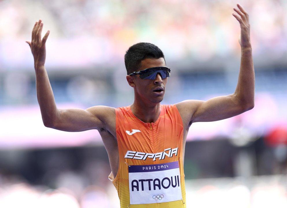 El español Mohamed Attaoui, clasificado por tiempos para la final del 800. En la imagen, al concluir los cuartos, el pasado miércoles. EFE/EPA/ANNA SZILAGYI