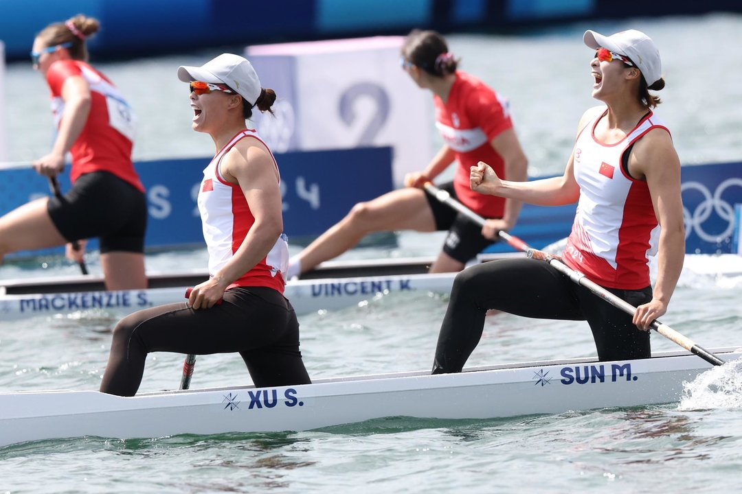 Shixiao Xu and Mengya Sun, de China, celebran la victoria en el C2 500 femenino de los Juegos Olímpicos de París 2024. EFE/EPA/ALI HAIDER