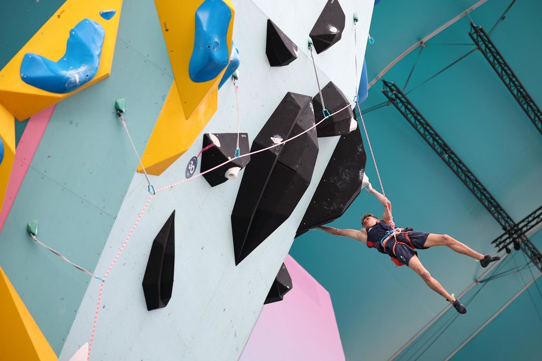 El británico Toby Roberts, nuevo campeón olímpico de escalada deportiva tras imponerse en la final de bloques y dificultad de los Juegos Olímpicos de París 2024. EFE/EPA/CHRISTOPHE PETIT TESSON