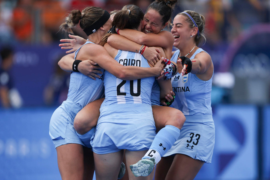 Las jugadoras argentinas de hockey celebran el bronce. EFE/ Miguel Gutiérrez