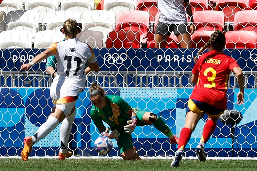 La portera española Cata Coll para un disparo a puerta ante la alemana Alexandra Popp (i) durante el partido por el bronce. EFE/ Miguel Toña