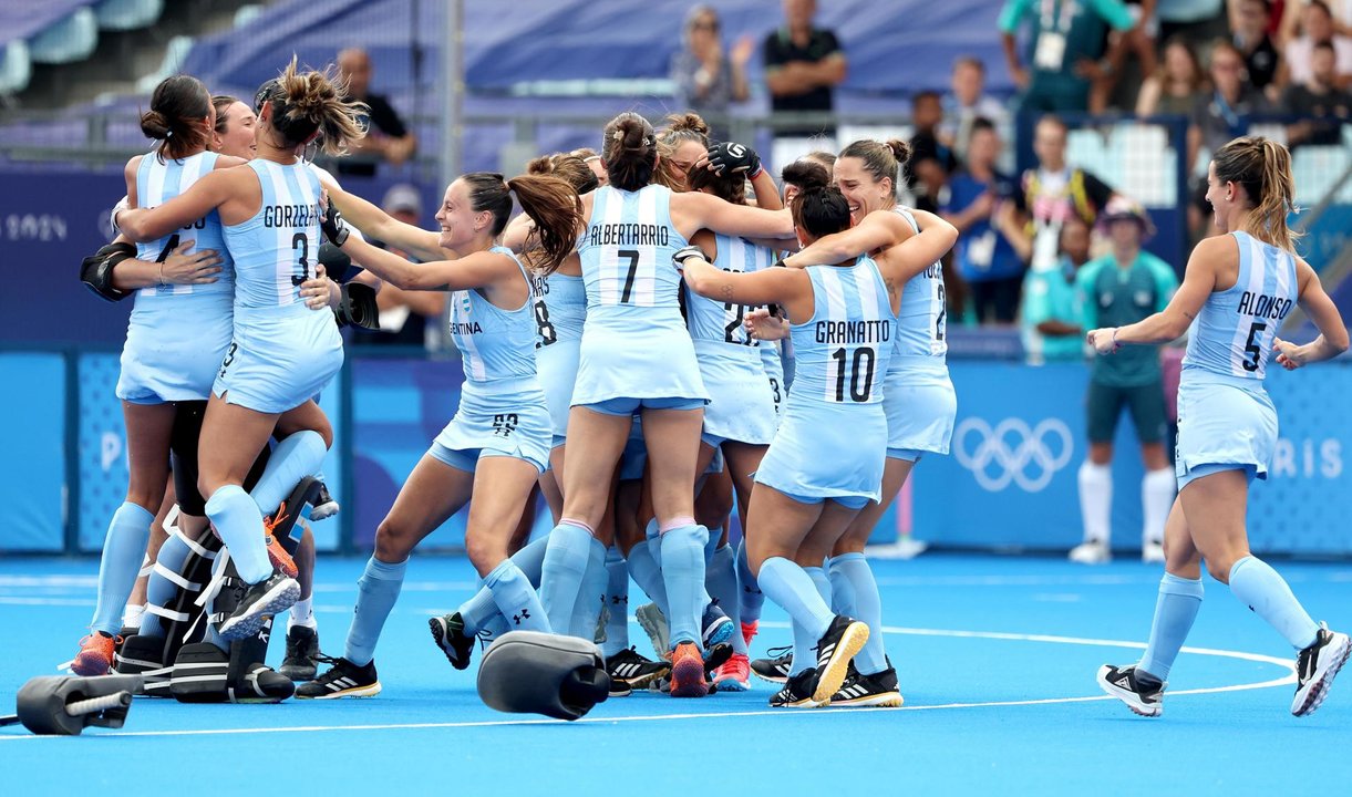 Las jugadoras argentinas celebran el bronce en hockey. EFE/EPA/YAHYA ARHAB