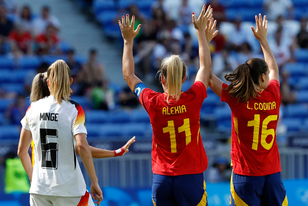 Las futbolistas españolas Alexia Putellas (2d) y Laia Codina (d) ante Alemania durante el partido por la medalla de bronce. EFE/ Miguel Toña