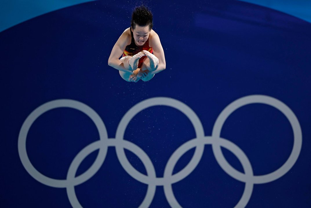 La china Chen Yiwen compite en salto de trampolín tres metros.EFE/EPA/TOLGA AKMEN