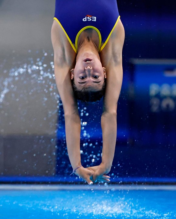 Saint-denis (France), 09/08/2024.- La española Valeria Antolino durante su actuación este viernes en la prueba de trampolín de tres metros de los Juegos de París, donde acabó en octava posición EFE/EPA/TOLGA AKMEN