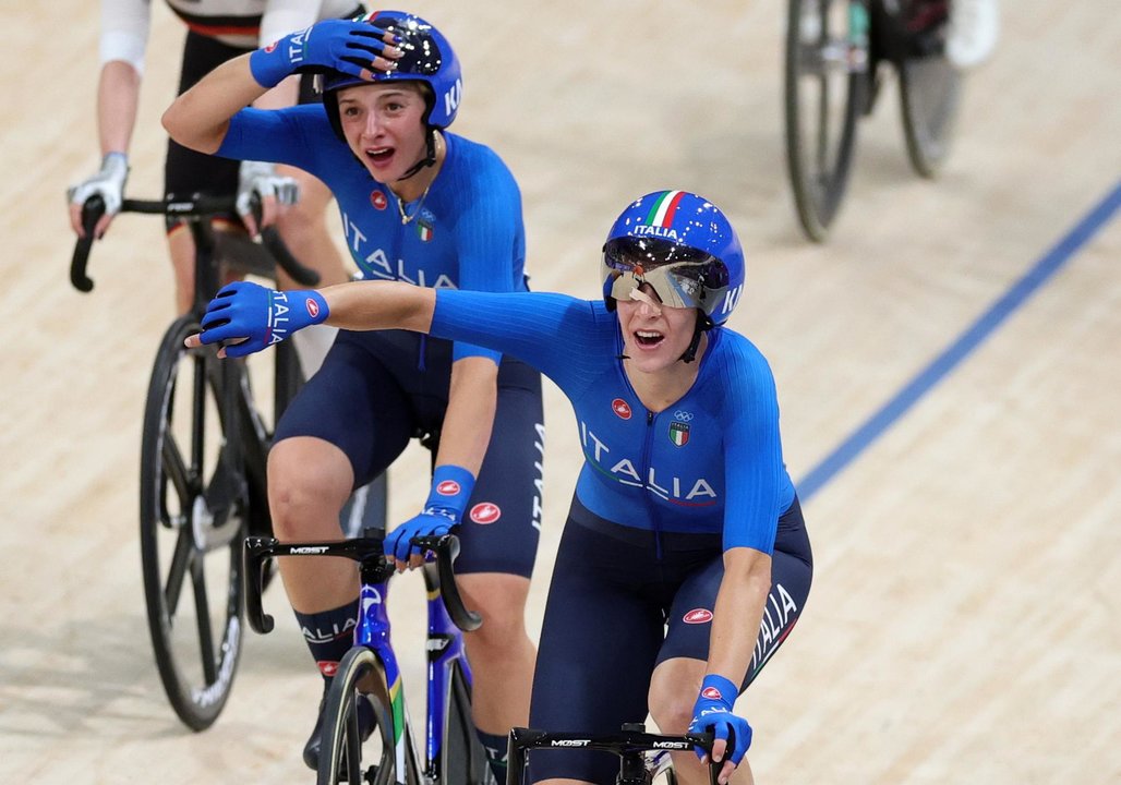 El equipo italiano femenino se ha proclamado campeón olímpico de madison tras la prueba disputada en el Velódromo Nacional de Saint Quentin en Yvelines. EFE/EPA/MARTIN DIVISEK