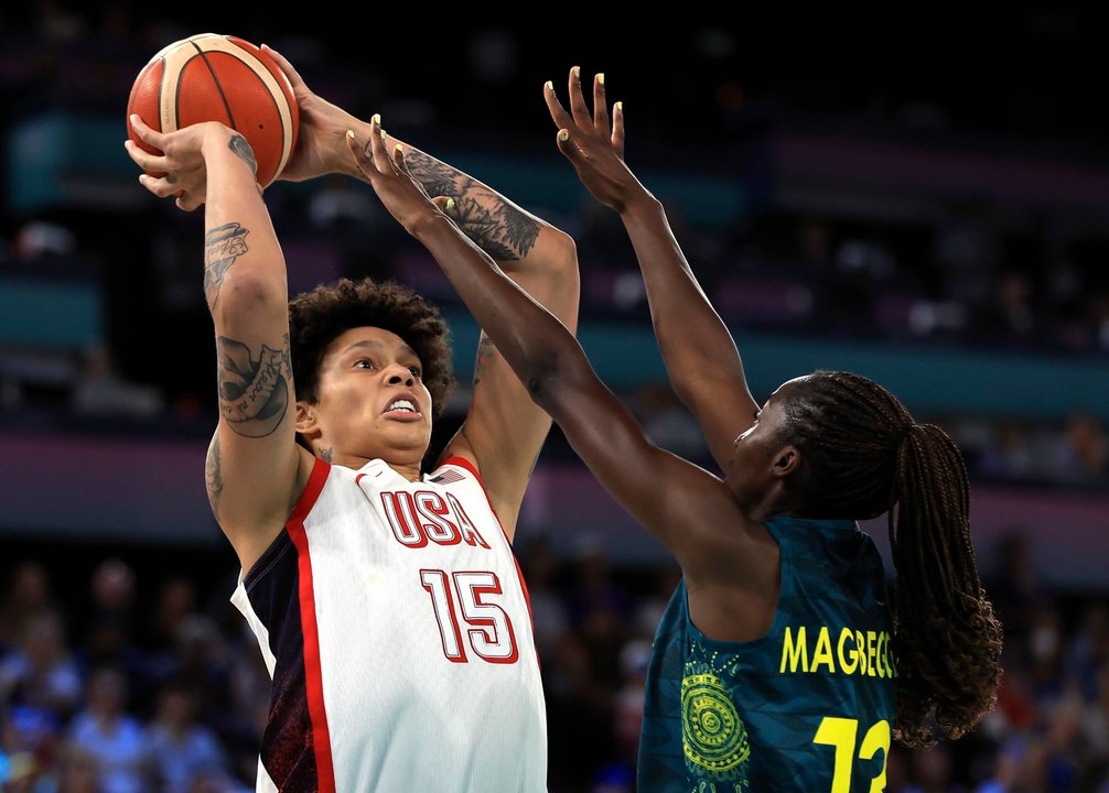 Paris (France), 09/08/2024.- Estados Unidos, la gran favorita, que busca un octavo oro seguido, hizo buenos los pronósticos y logró el pase a la final del torneo olímpico de baloncesto femenino de los Juegos Olímpicos de París 2024, tras derrotar este viernes a Australia (85-64), en el Arena Bercy de la capital francesa; y espera rival, que resultará del Francia-Bélgica, que se juega más tarde. EFE/EPA/RITCHIE B. TONGO