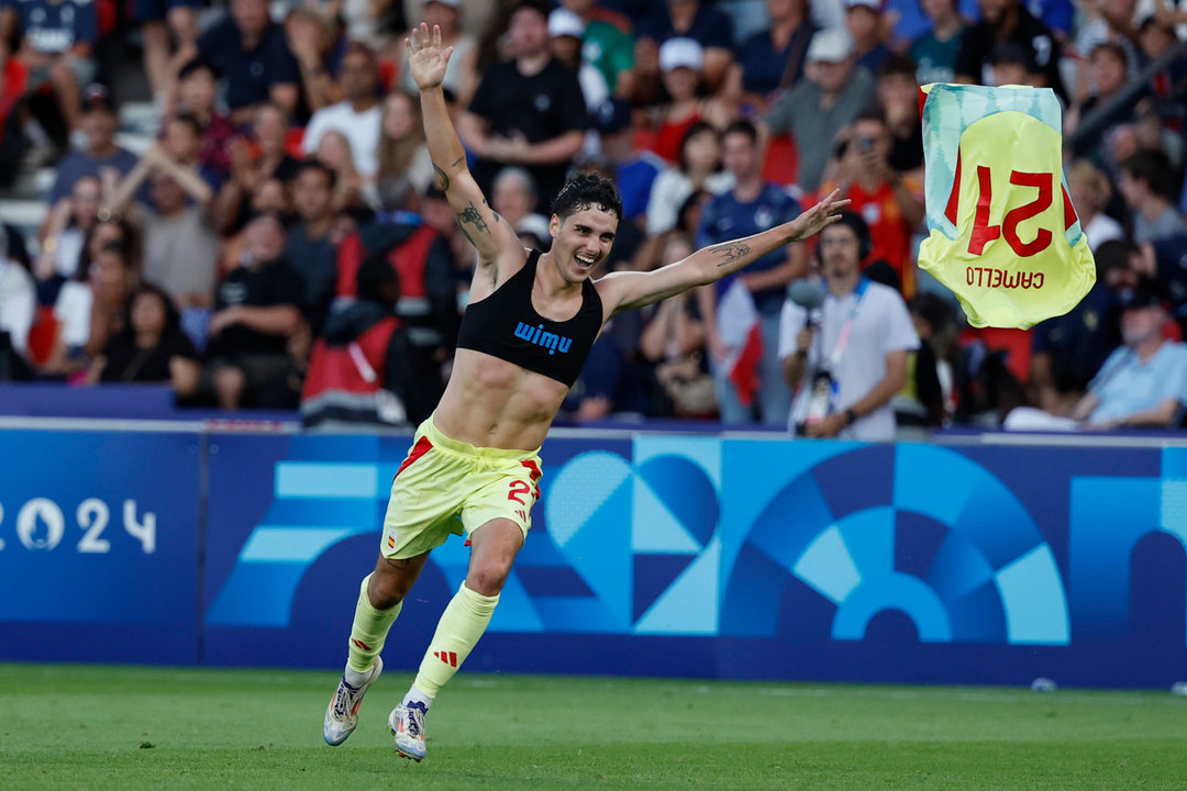 Sergio Camello celebra su segundo gol ante Francia durante la prorroga del partido por la medalla de oro de los Juegos Olímpicos de París 2024 que Francia y España disputan este viernes en el Parc des Princes, de Paris . EFE/ Juanjo Martin