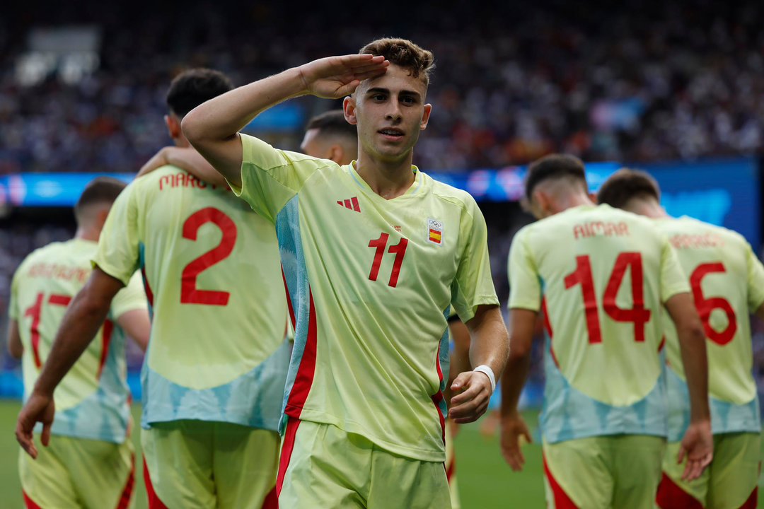 El español Fermín López celebra tras anotar un gol ante Francia durante el partido por la medalla de oro de los Juegos Olímpicos de París 2024 que Francia y España disputan este viernes en el Parc des Princes, de Paris. EFE/Kiko Huesca